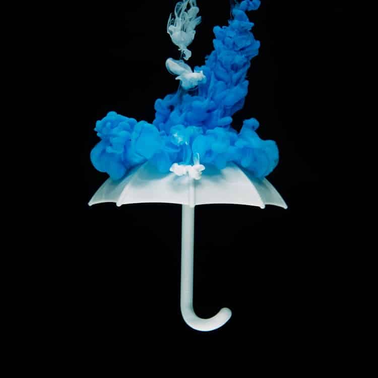 מטריה שמדמה הגנה מחומר כחול