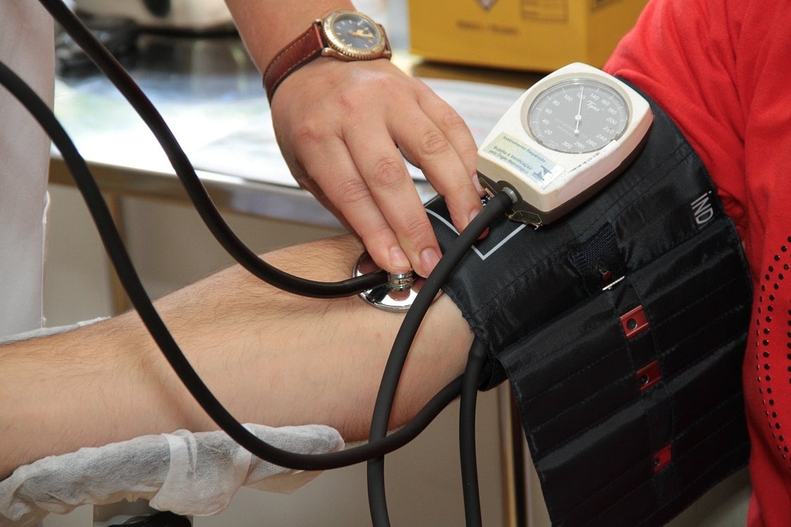 תמונה של בדיקת לחץ דם בבית חולים