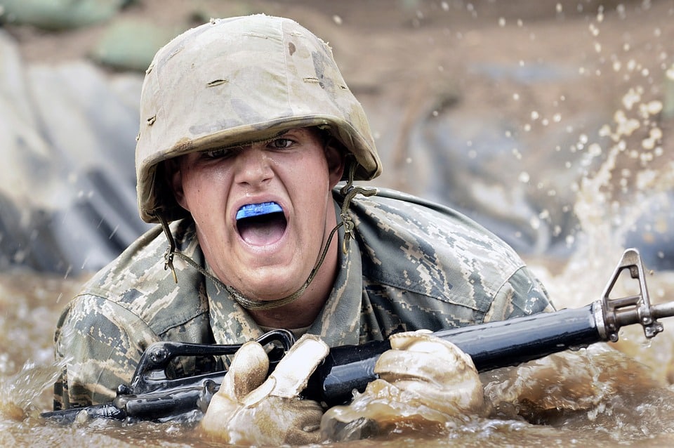 חייל זוחל בבוץ כחלק מאימון