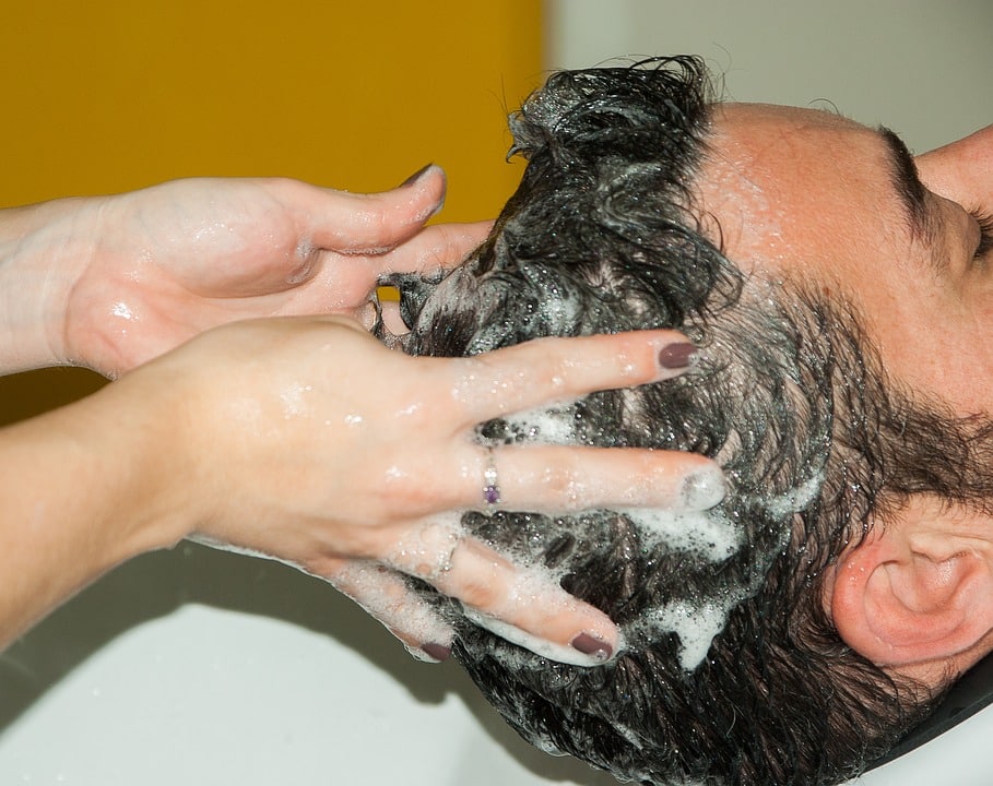 חפיפה של שיער לגבר עם שמפו ניזורל