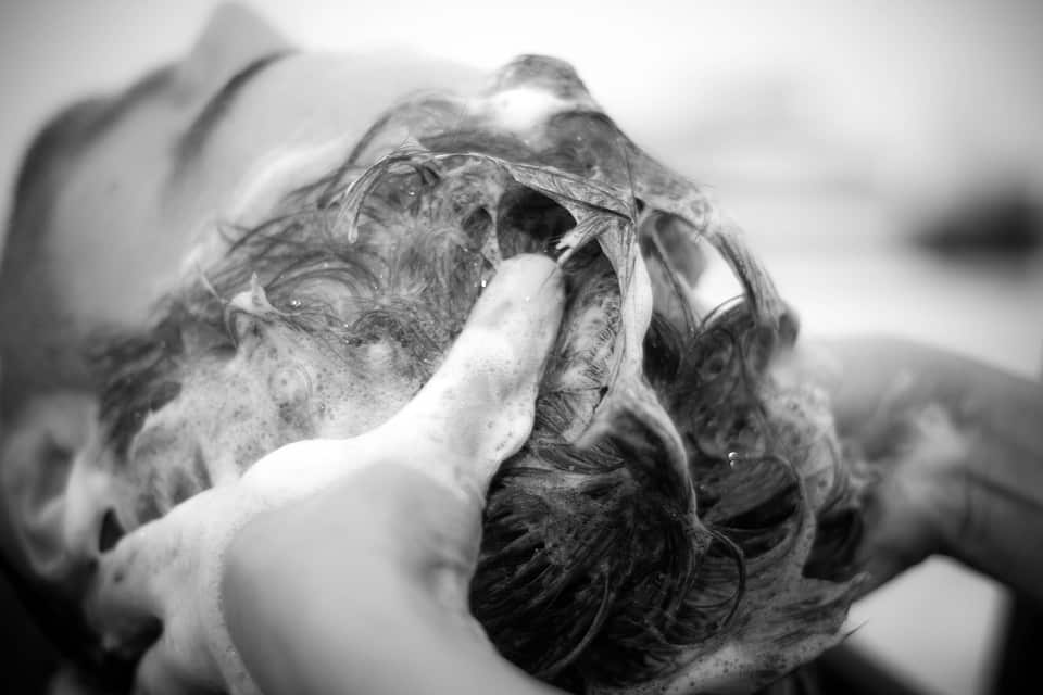 טיפול בנשירת שיער באמצעות שמפו ניזורל שחור לבן