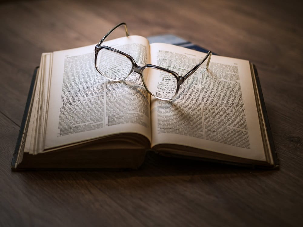 משקפיים וספר שמדמים הסקת מסקנות אחרי למידה מעמיקה