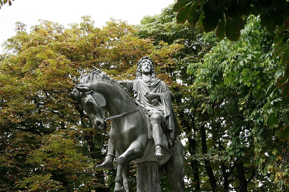 פסל של לואי ה-13 מלך צרפת לפני שיצרו מסרק לייזר לנשירת שיער