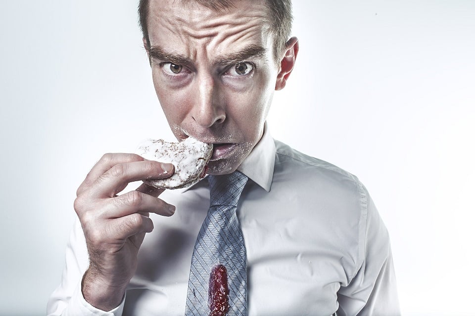 גבר אוכל עוגה ומדמה חוסרים תזונתיים
