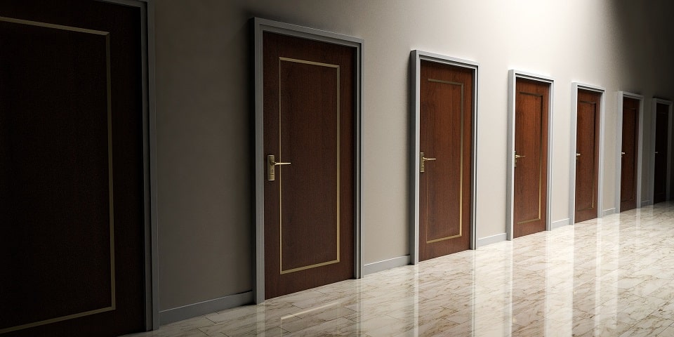 דלתות שבאות לדמות מספר אפשרויות שונות