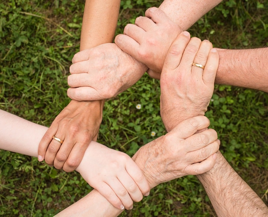 ידיים משולבות בתור סמל לאחדות ועזרה משותפת