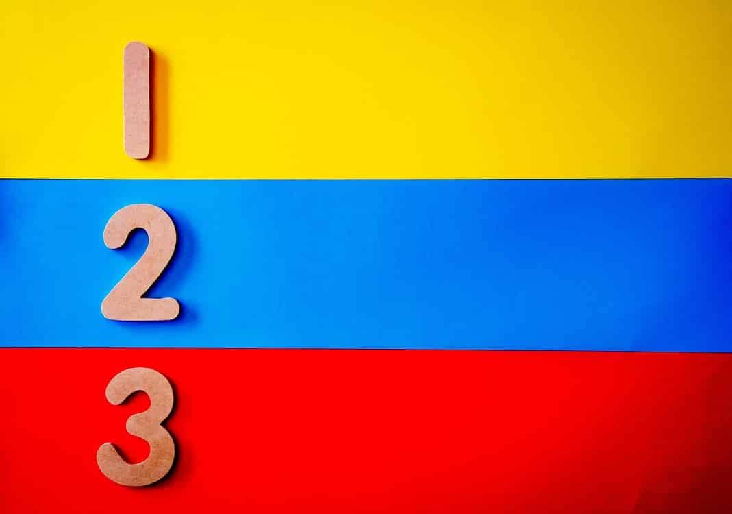 המספרים 1 2 ו3 על רקע של צהוב כחול ואדום