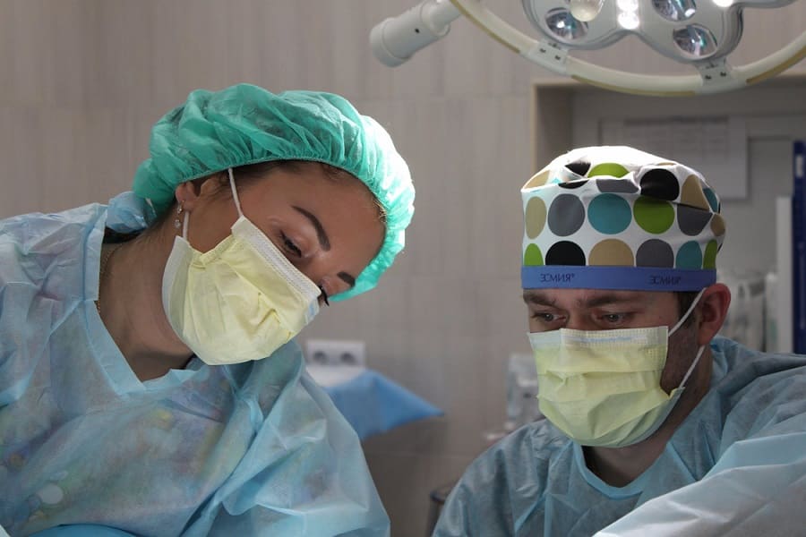 שני מנתחים מבצעים ניתוח לשחזור קו שיער