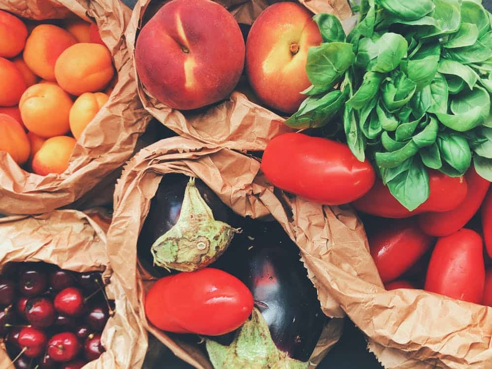 ירקות ופירות בתוך שקיות של קניות