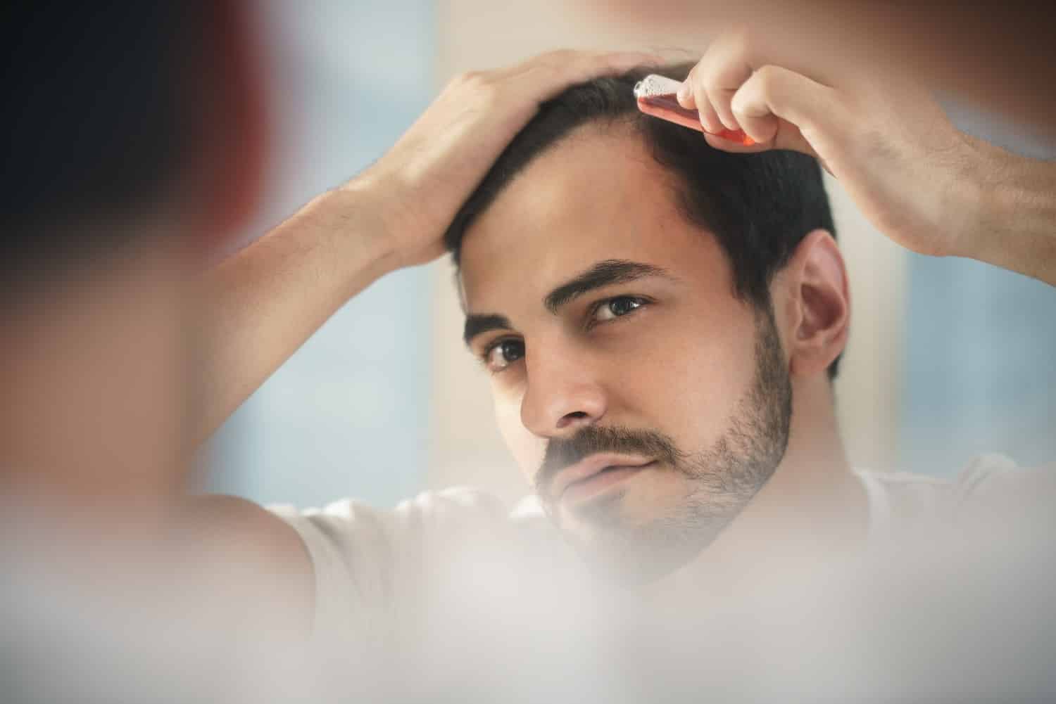 גבר עושה טיפול בנשירת שיער